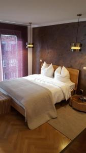 Un dormitorio con una cama grande y una ventana grande. en Bremen Apartments Nath, en Bremen