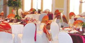 una sala da pranzo con tavoli bianchi e sedie bianche di Sica's Guest House a Durban