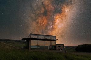 un observatorio en un campo por la noche con la Vía Láctea en Greystone PurePod en Waipara