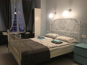 Giường trong phòng chung tại Apartments Monaco