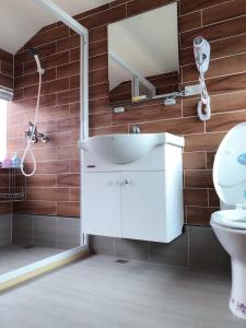 Kylpyhuone majoituspaikassa Da Yi Train Homestay