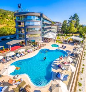 uma vista superior de uma piscina num hotel em Laki Hotel & Spa em Ohrid