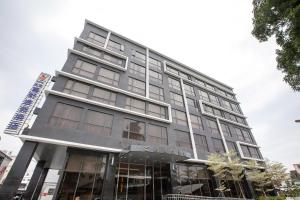 a tall gray building with a lot of windows at Hoya Hotel Taitung in Taitung City
