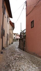 PreciにあるAppartamento Relax nella naturaの建物と石畳の通りを持つ路地