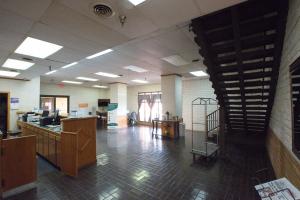 una oficina con un vestíbulo con una escalera. en Econo Lodge Elk City, en Elk City