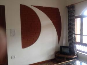 Uma televisão e/ou sistema de entretenimento em Vardan Resort n' Apartment