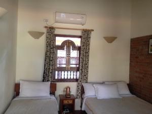 Uma cama ou camas num quarto em Vardan Resort n' Apartment