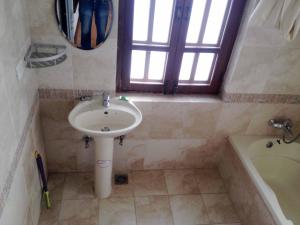 Uma casa de banho em Vardan Resort n' Apartment