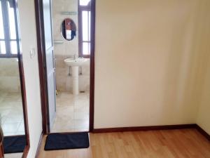 Uma casa de banho em Vardan Resort n' Apartment