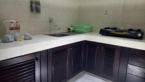 Kuchyň nebo kuchyňský kout v ubytování De Puspa Residence Seminyak