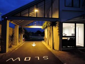 un panneau de mds devant un bâtiment la nuit dans l'établissement Anzac Court Motel, à Auckland