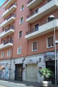 un edificio de apartamentos con un garaje delante de él en B&B In Centro, en Cagliari