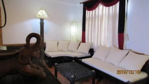 Area tempat duduk di Hotel Ganesh Himal