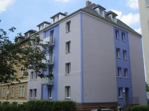ヴュルツブルクにあるHirschHöhleの青色の白い建物