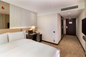 Postel nebo postele na pokoji v ubytování K Hotel Tianjin
