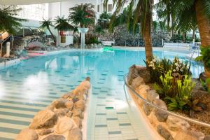 Bazén v ubytování Holiday Club Kuusamon Tropiikki nebo v jeho okolí