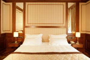 Postel nebo postele na pokoji v ubytování Hotel Manzoni