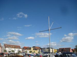 ein großes Kreuz auf einem Boot in einem Hafen in der Unterkunft Modernes Appartement am See in Waren (Müritz)