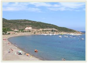 un grupo de personas en una playa cerca del agua en Auberge Galeris, en Galeria