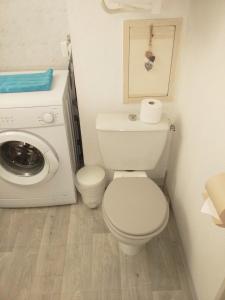 La salle de bains est pourvue de toilettes et d'un lave-linge. dans l'établissement Appartement Romantic Sea, au Barcarès