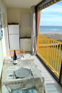 stół na balkonie z widokiem na ocean w obiekcie Appartement Romantic Sea w mieście Le Barcarès