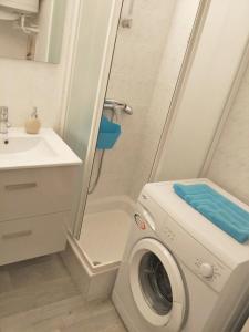 La salle de bains est pourvue d'une douche et d'un lave-linge. dans l'établissement Appartement Romantic Sea, au Barcarès