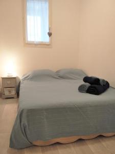 ル・バルカレスにあるAppartement Romantic Seaのベッドルーム1室(ベッド1台、動物2匹の詰め物付)
