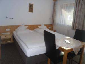 Una cama o camas en una habitación de Grünwaldhof