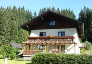 una casa con techo de gambrel encima en Ferienresort Gosau, en Gosau