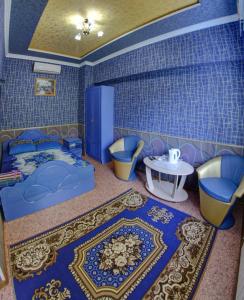 サラトフにあるHotel ARS (АРС)の青いタイル張りのベッドルーム1室(ベッド1台、テーブル付)