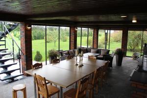 una grande sala da pranzo con un grande tavolo e sedie di Krapi Guesthouse a Treimani