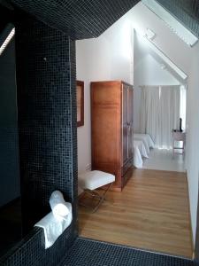 baño con espejo grande y habitación en Hotel La Alcoholera, en Villaviciosa de Córdoba