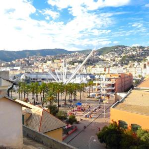 uma vista para uma cidade com uma roda gigante em La Bitta Sul Molo em Génova
