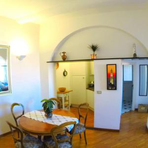 um quarto com uma mesa e uma sala de jantar em La Bitta Sul Molo em Génova