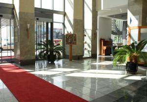 una hall con tappeto rosso in un edificio di City Hotel Suhl a Suhl Altre 36 foto