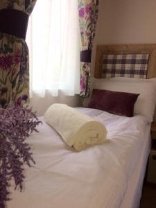 Tempat tidur dalam kamar di Cragganmore Lodge