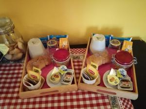 una mesa con dos bandejas de madera llenas de comida en B&B Il Cedro, en Génova