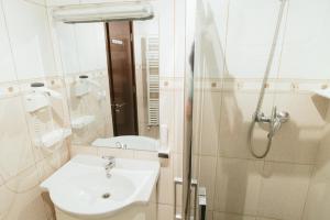 a bathroom with a sink and a shower at Hotel Superski in Cavnic