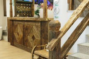 een houten bank voor een wijnkelder bij Hotel Superski in Cavnic