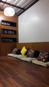 una fila de almohadas están alineadas en una habitación en The Fong Krabi resort en Krabi