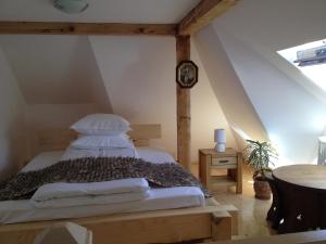 Ένα ή περισσότερα κρεβάτια σε δωμάτιο στο Pensiunea Dealul cu Melci
