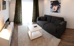 ein Wohnzimmer mit Sofa und Tisch in der Unterkunft Apartment GoodMood2 with free parking in Zagreb
