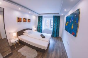 ein Schlafzimmer mit einem Bett und einem großen Fenster in der Unterkunft Apartment GoodMood2 with free parking in Zagreb