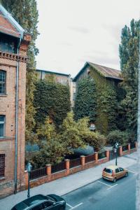 ein Auto, das vor einem Gebäude mit Efeu parkt in der Unterkunft Apartment GoodMood2 with free parking in Zagreb