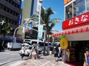 una calle concurrida con gente caminando por la acera en Hotel Abest Naha Kokusaidori, en Naha