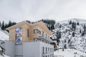 Nespecifikovaný výhled na hory nebo výhled na hory při pohledu z hotelu