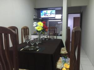 una mesa con un mantel negro y flores en ella en Apart Hotel Beira Mar, en Maragogi