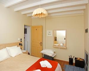 um quarto com uma cama e um espelho em Kazas Luxury em Dimitsana