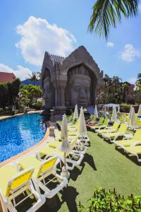 Bazén v ubytování Phuket Orchid Resort and Spa nebo v jeho okolí