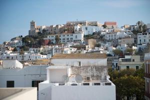 vistas a una ciudad con edificios blancos en Apartamentos Ripoll Ibiza en Ibiza